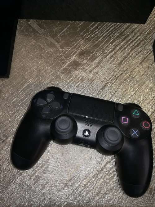 PS4 PRO 1TB CONSOLE + 1 CONTROLLER + 2 GAMES (LIKE NEW)
